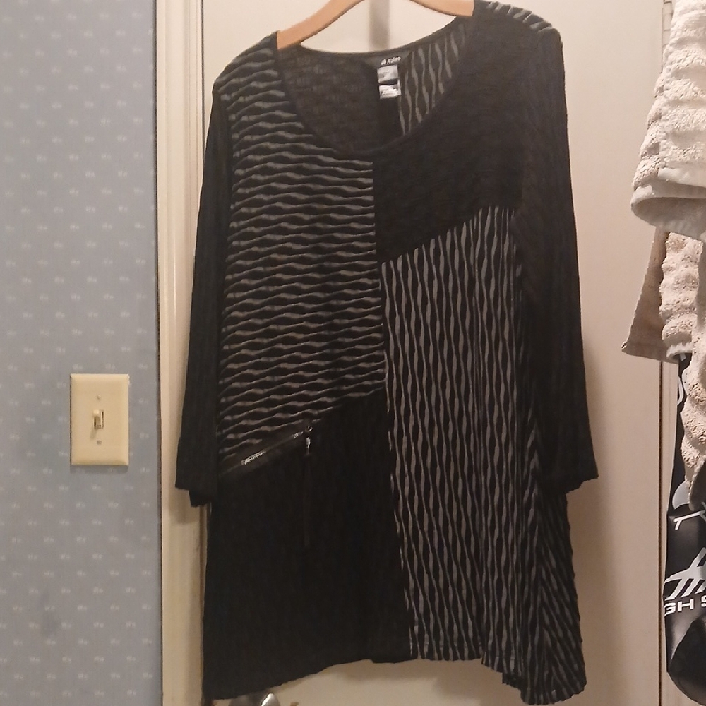 Ali Miles Black and Gray Tunic Top